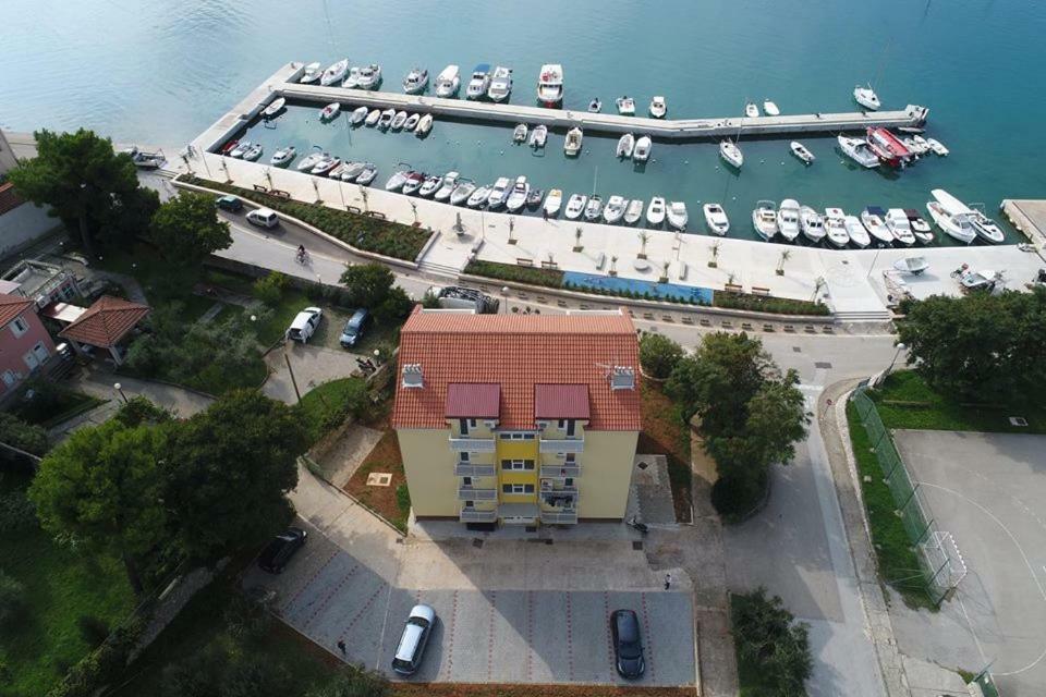 Apartment Sara - Cres Buitenkant foto